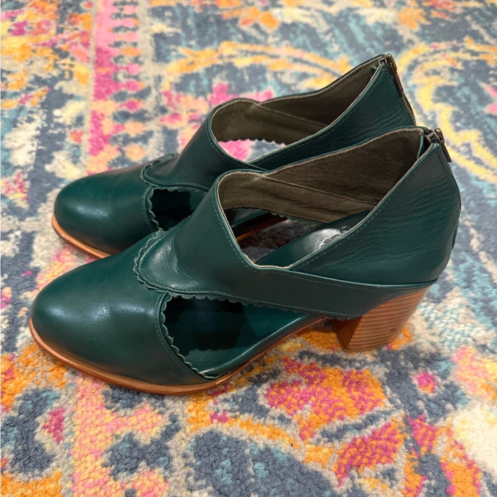 Elf Rain Kiss Leather Booties, Size 8, Emerald, Brand New!